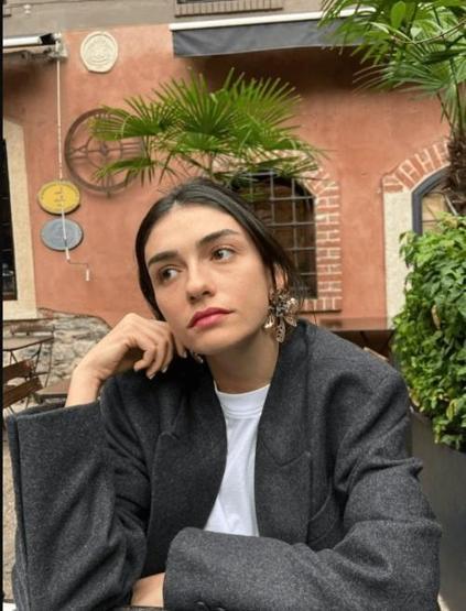 Hazar Ergüçlü siyah transparan elbisesiyle şov yaptı