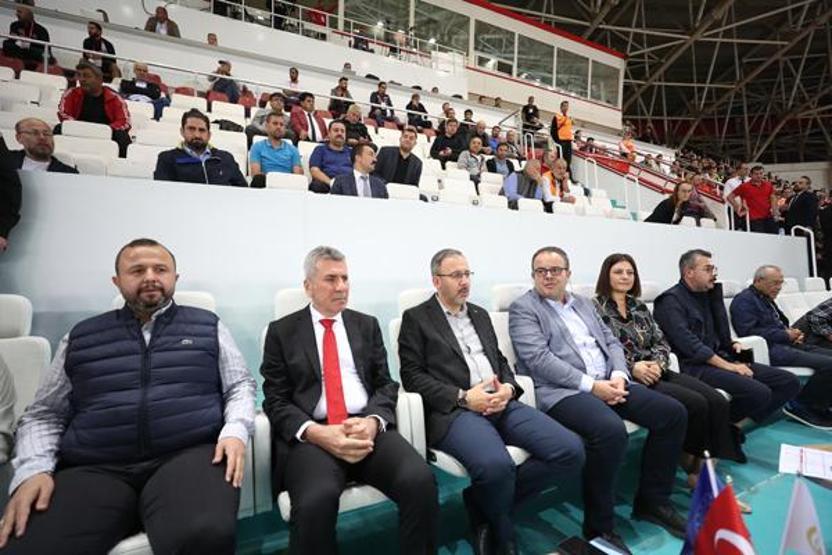 Bakan Kasapoğlu Antalyada 4 farklı spor branşını yerinde takip etti