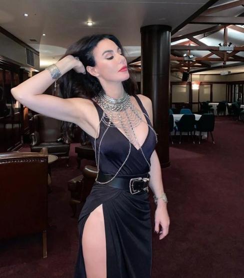 Defne Samyeli o pozuyla genç kızlara taş çıkarttı