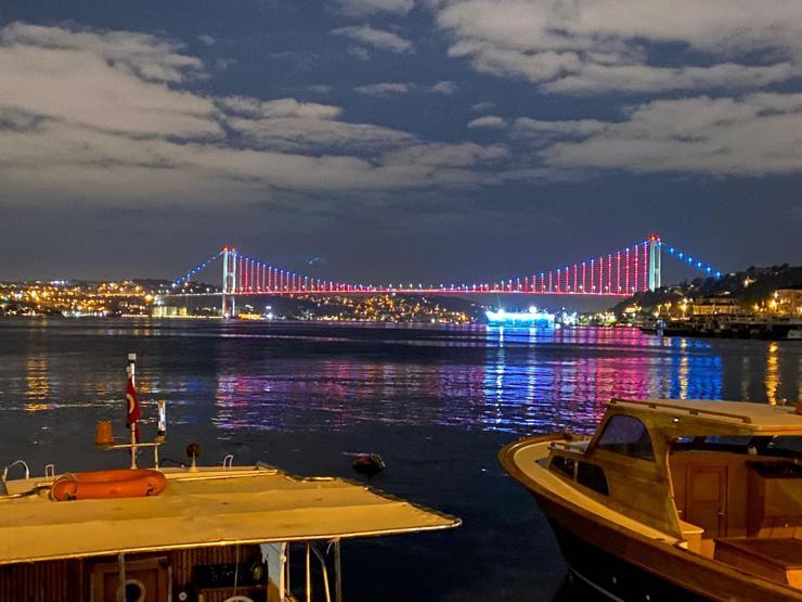 İstanbul’da köprüler Azerbaycan bayrağının renkleriyle ışıklandırıldı