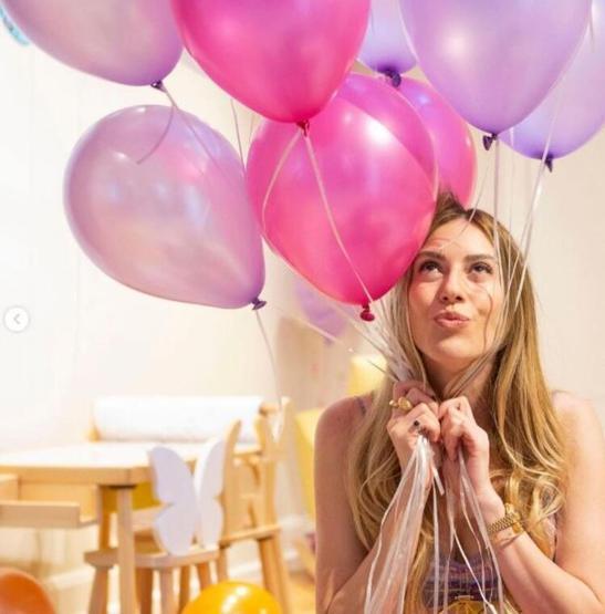 Sinem Kobal güzelliğiyle baş döndürdü