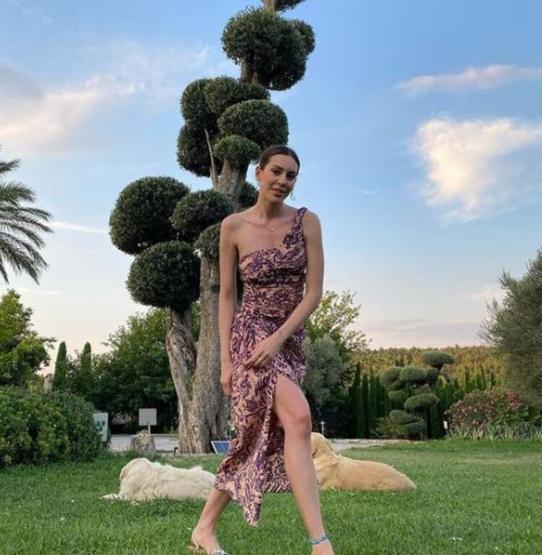 Sinem Kobal güzelliğiyle baş döndürdü