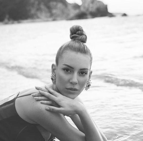 Sinem Kobal güzelliğiyle baş döndürdü