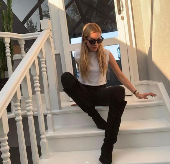 Sinem Kobal güzelliğiyle baş döndürdü