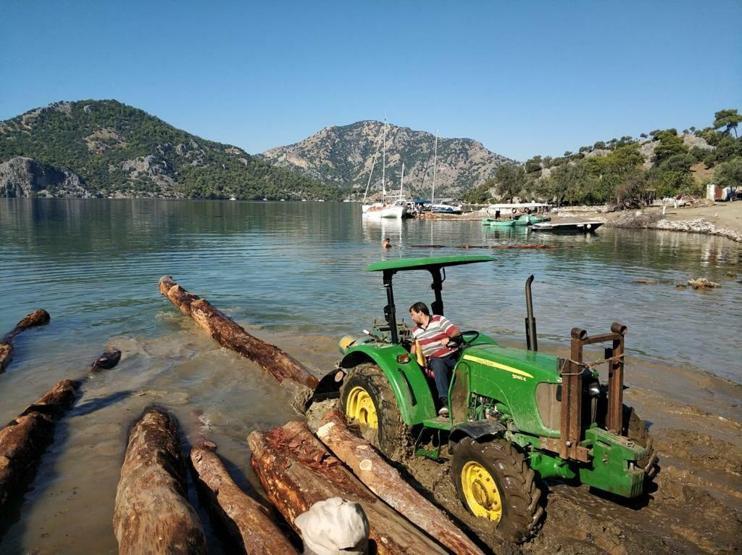 Renkli görüntülere sahne oldu: Denizden tomruk nakliyatı