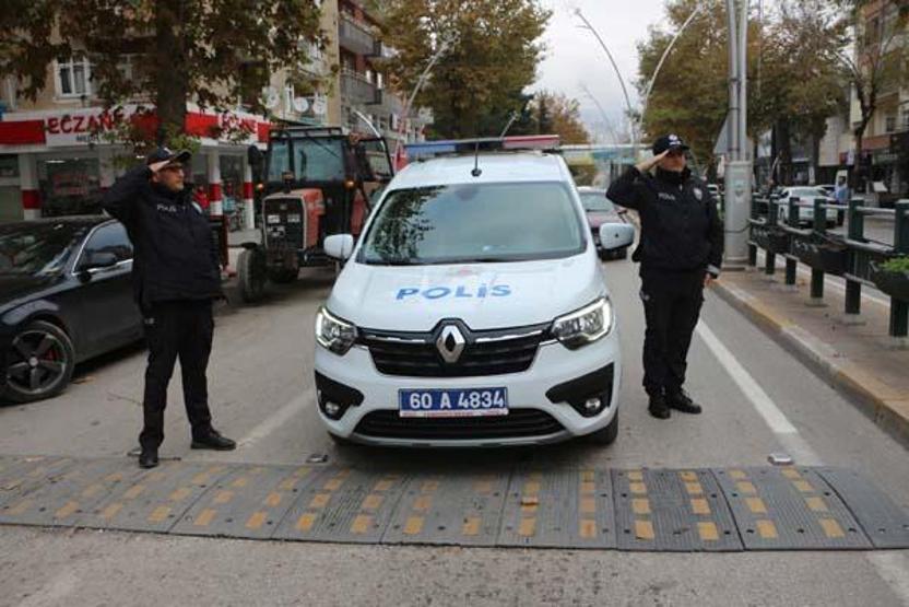 İnşaattaki iskelede saygı duruşuna geçtiler