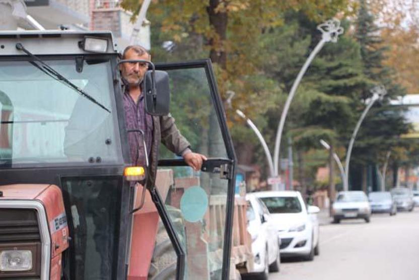 İnşaattaki iskelede saygı duruşuna geçtiler