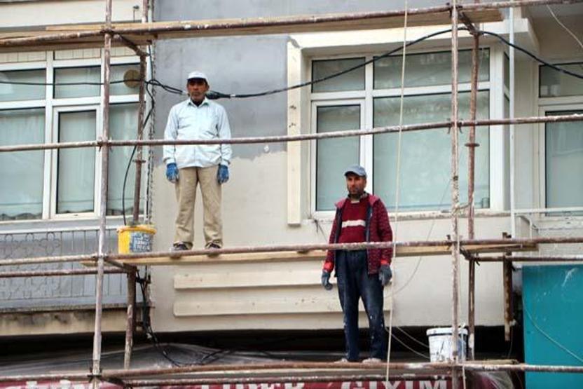 İnşaattaki iskelede saygı duruşuna geçtiler