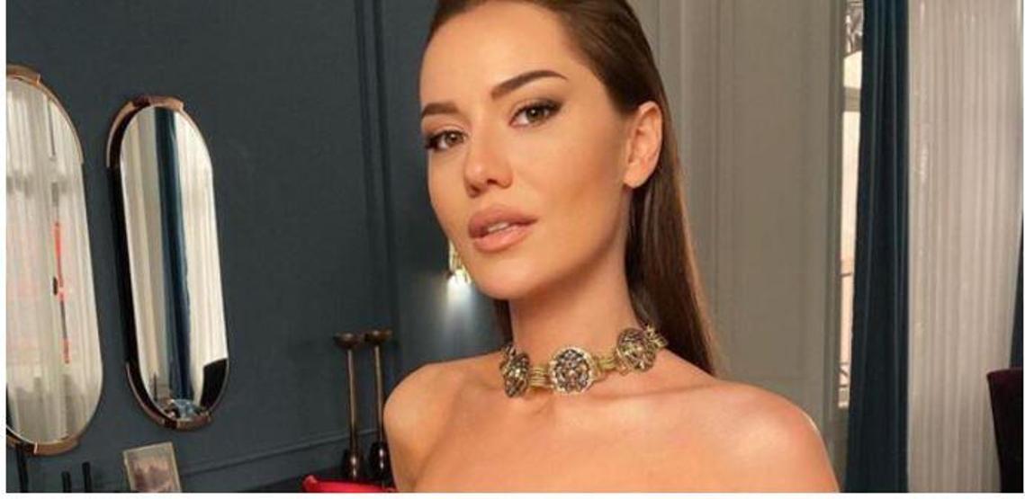 Fahriye Evcenden karnı burnunda poz