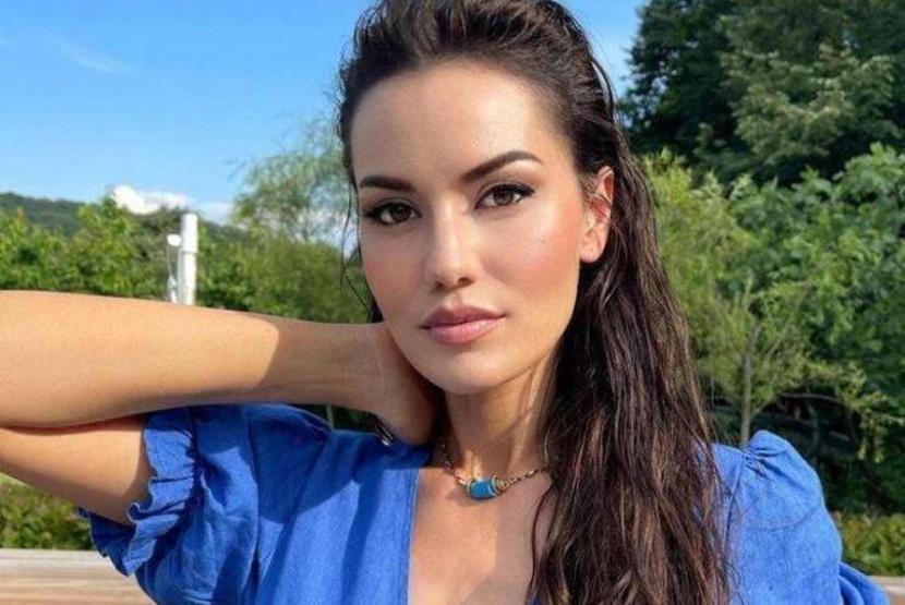 Fahriye Evcenden karnı burnunda poz