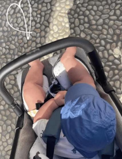 Kıvanç Tatlıtuğ ve Başak Dizerin oğlu Kurt deniz keyfinde