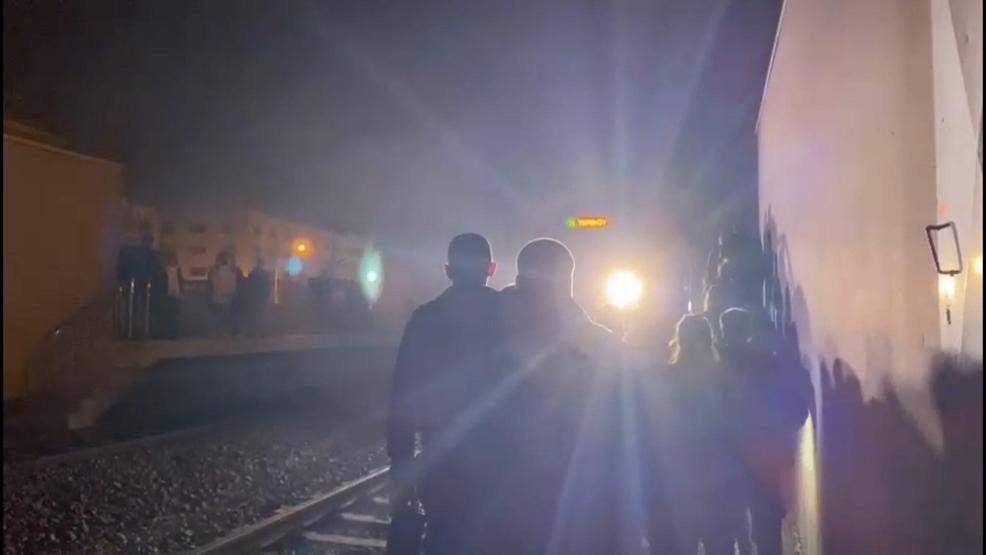 İZBAN’daki arıza sebebiyle vatandaşlar raylardan yürüdü