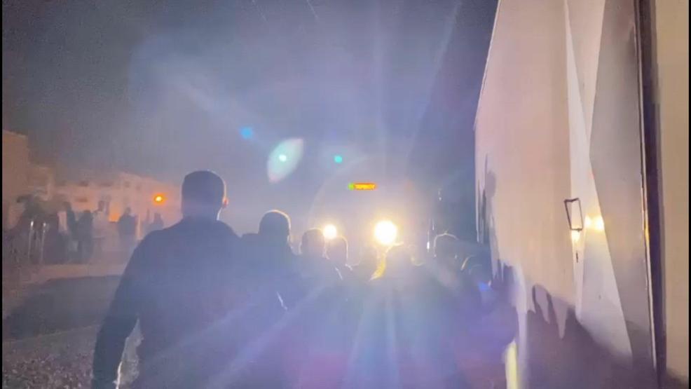 İZBAN’daki arıza sebebiyle vatandaşlar raylardan yürüdü