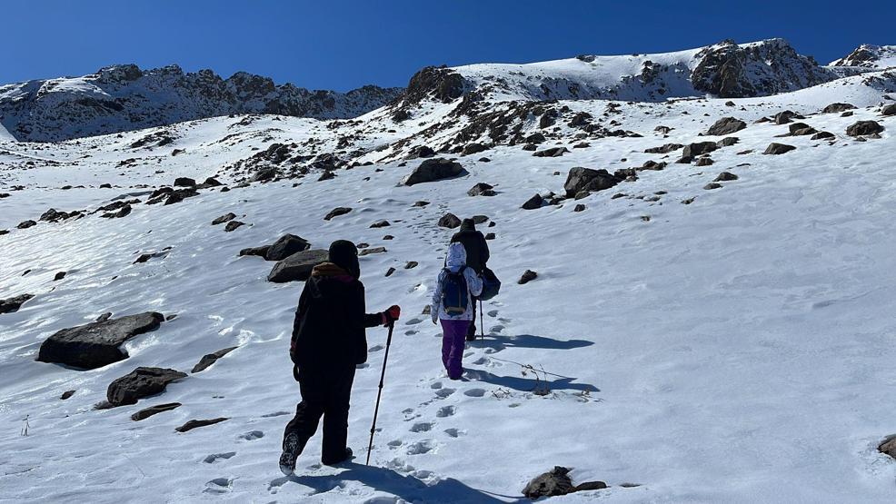 Hakkarili 3 doğasever, donan gölde buz pateni ile kayıp dans etti