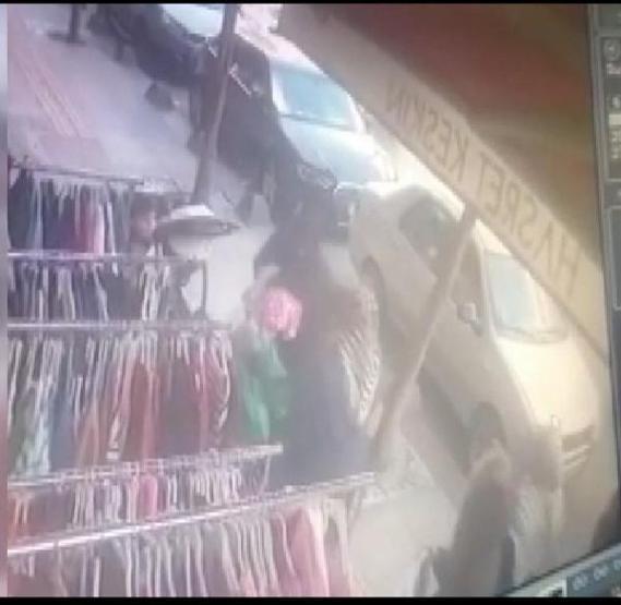 Esenlerde boğazına şeker kaçan çocuğu kucaklayarak hastaneye koştu