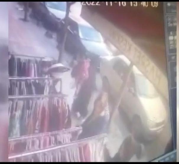 Esenlerde boğazına şeker kaçan çocuğu kucaklayarak hastaneye koştu
