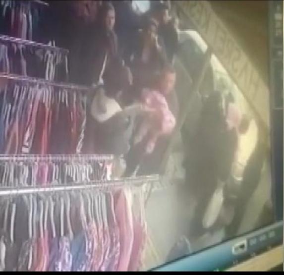 Esenlerde boğazına şeker kaçan çocuğu kucaklayarak hastaneye koştu