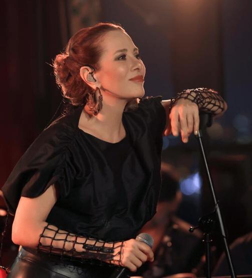 Ata Demirer, Zuhal Olcayın gönlünü öperek aldı
