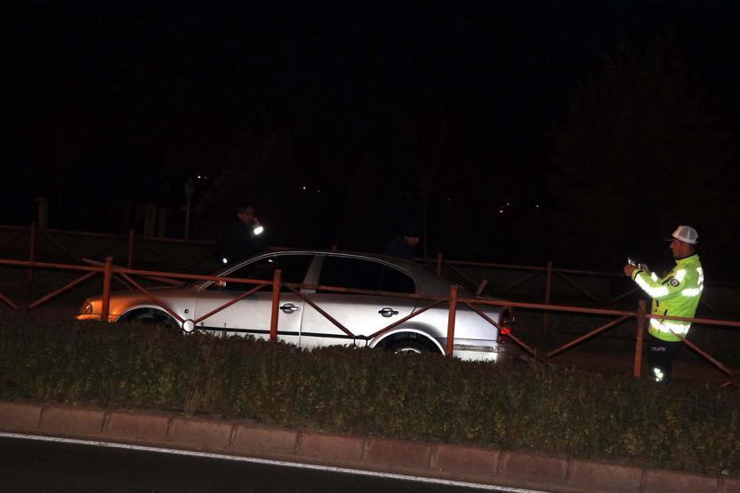Otomobil tramvay yoluna girdi Kaza yapan sürücü plakaları söküp kaçtı