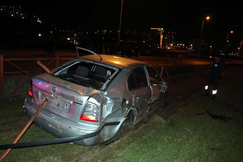 Otomobil tramvay yoluna girdi Kaza yapan sürücü plakaları söküp kaçtı