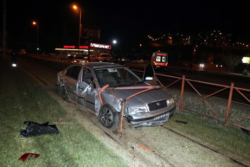 Otomobil tramvay yoluna girdi Kaza yapan sürücü plakaları söküp kaçtı