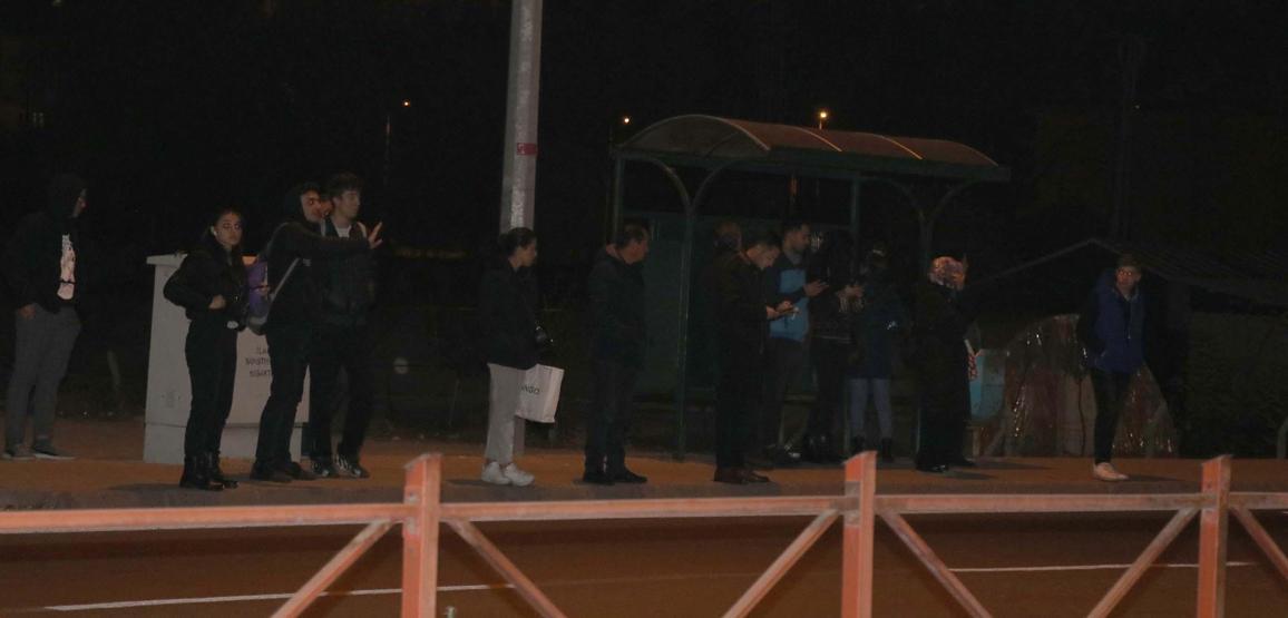 Otomobil tramvay yoluna girdi Kaza yapan sürücü plakaları söküp kaçtı