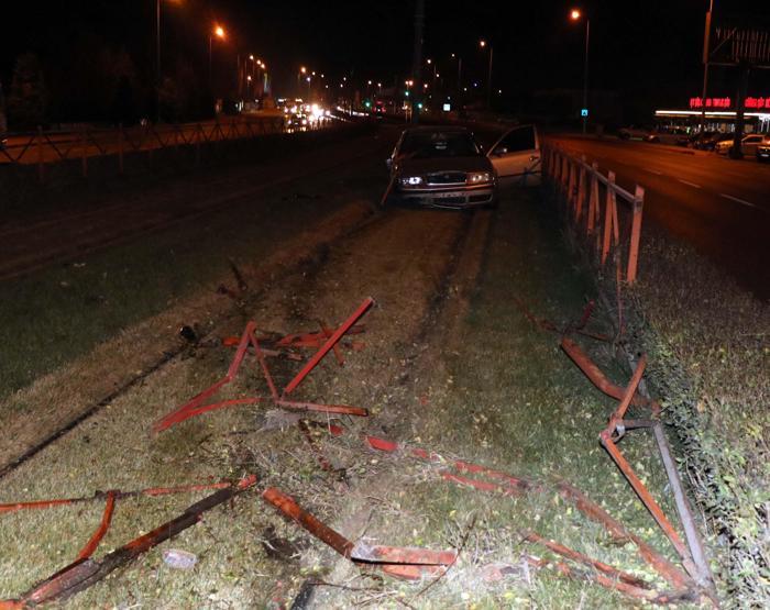 Otomobil tramvay yoluna girdi Kaza yapan sürücü plakaları söküp kaçtı