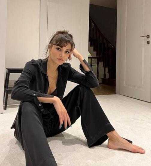 Gamze Erçel kardeşi Hande Erçelin doğum gününü bornozlu fotoğraflarıyla kutladı