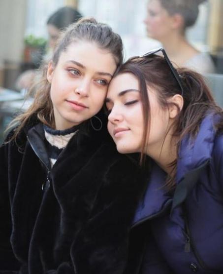 Gamze Erçel kardeşi Hande Erçelin doğum gününü bornozlu fotoğraflarıyla kutladı