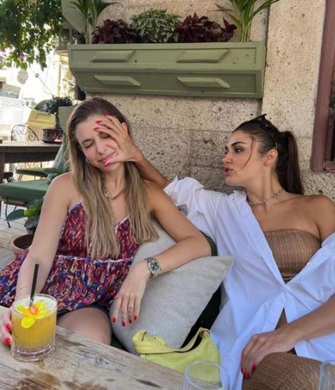 Gamze Erçel kardeşi Hande Erçelin doğum gününü bornozlu fotoğraflarıyla kutladı