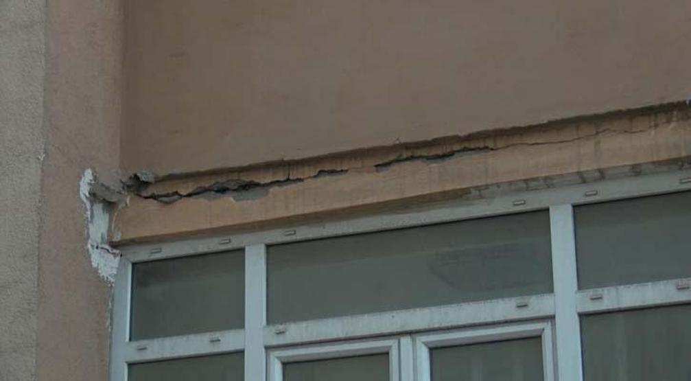 Hasarlı binalarda korku dolu yaşam
