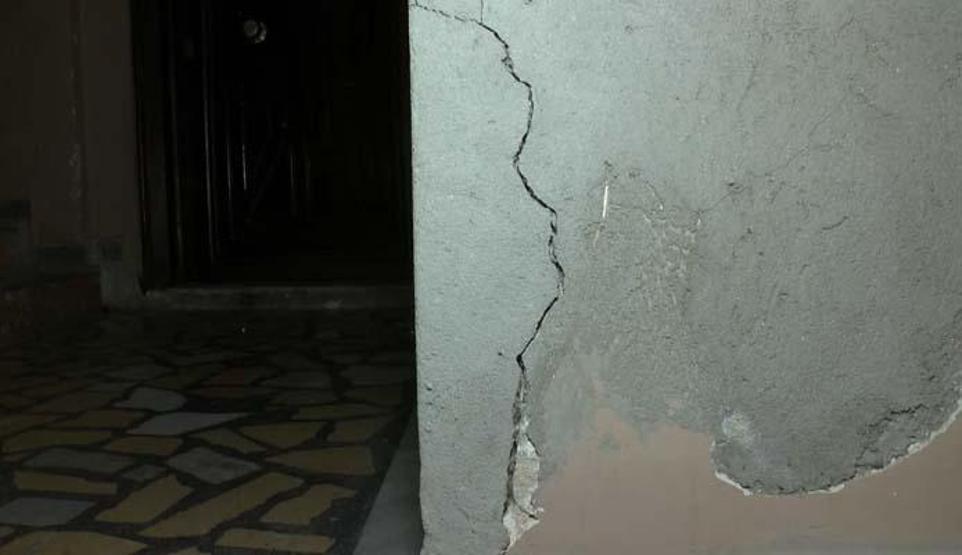 Hasarlı binalarda korku dolu yaşam