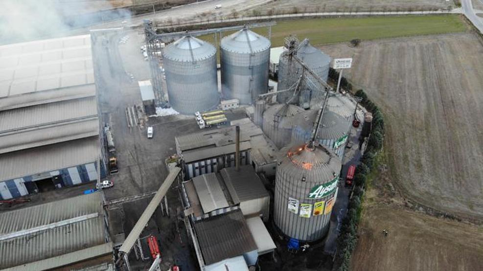 Yağ fabrikasında korkutan yangın Böyle görüntülendi