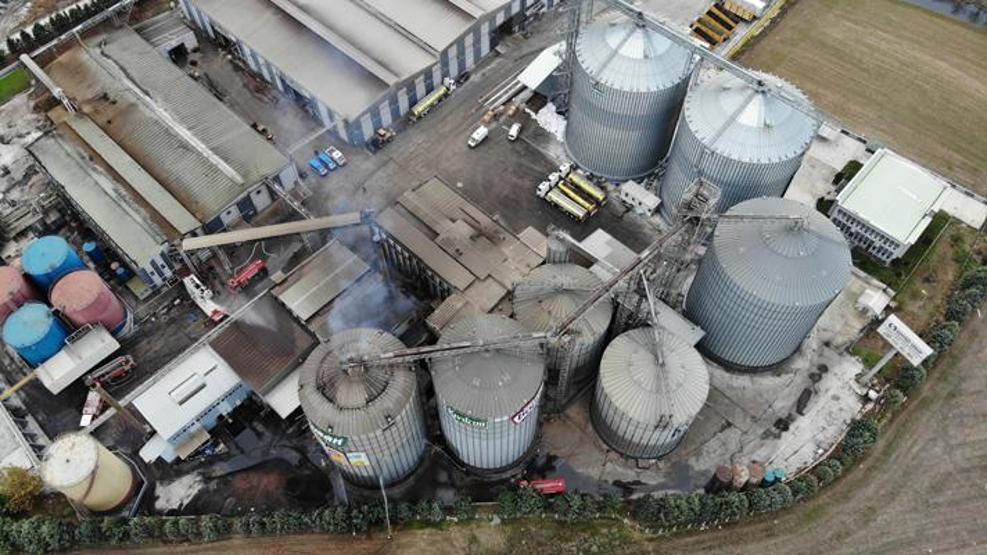 Yağ fabrikasında korkutan yangın Böyle görüntülendi
