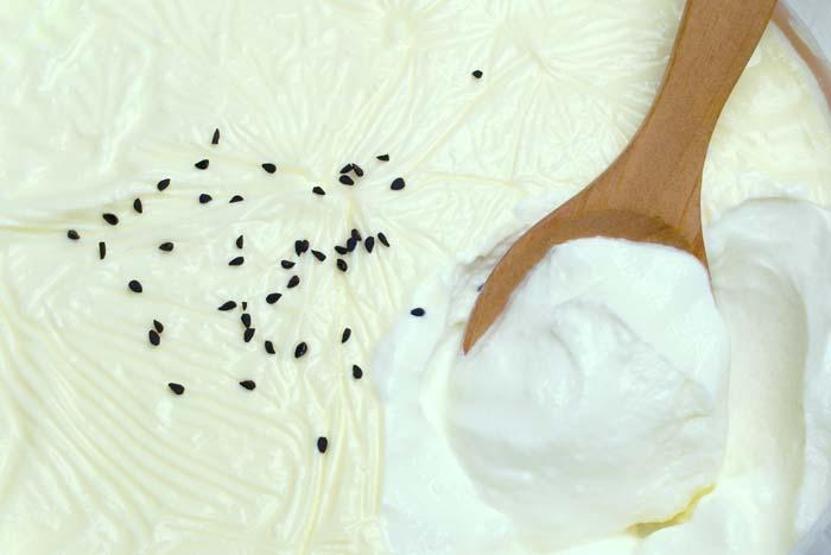 Yoğurdun yeşil suyunu sakın dökmeyin Faydası inanılmaz... İşte yoğurdun içerdiği 10 vitamin ve mineral