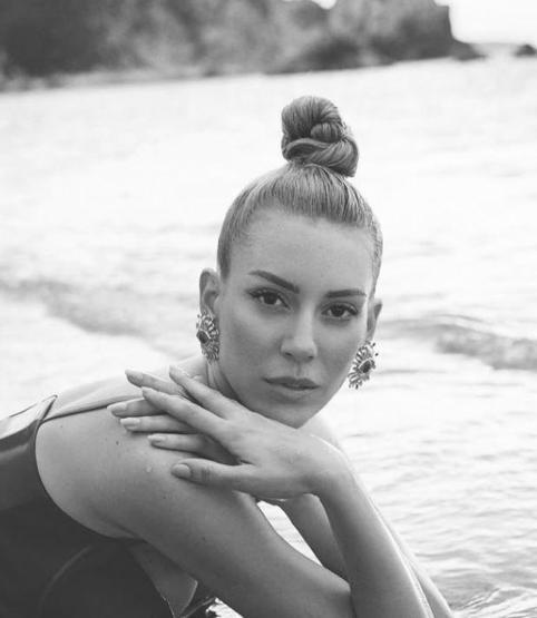 İki çocuk annesi Sinem Kobaldan yeni fotoğraf