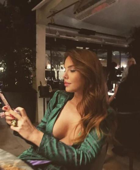 Selen Soyder dekoltesiyle sosyal medyayı salladı