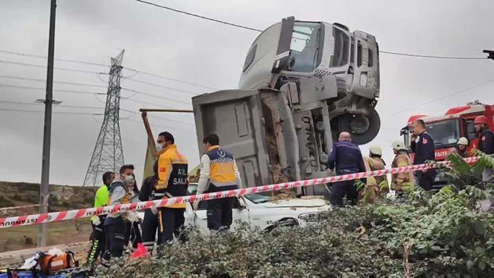 Başakşehirde hafriyat kamyonu otomobilin üstüne devrildi