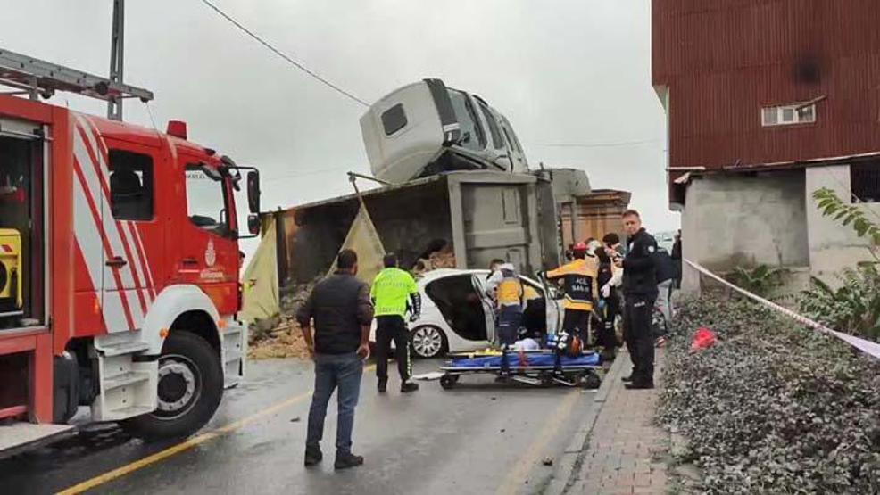 Başakşehirde hafriyat kamyonu otomobilin üstüne devrildi
