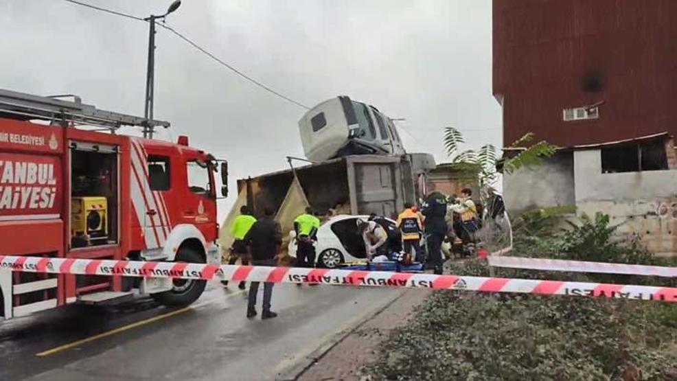 Başakşehirde hafriyat kamyonu otomobilin üstüne devrildi