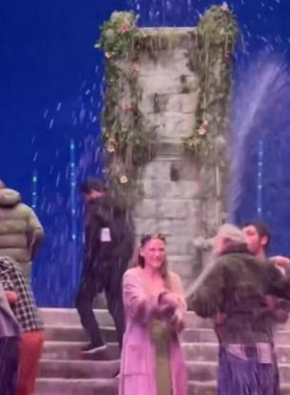 Serenay Sarıkaya çılgınlar gibi eğlendi