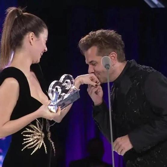 Beren Saat, Kenan Doğuluyu sahnede ağlattı