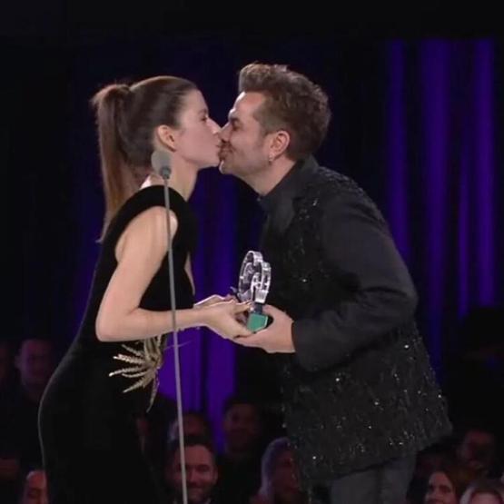 Beren Saat, Kenan Doğuluyu sahnede ağlattı
