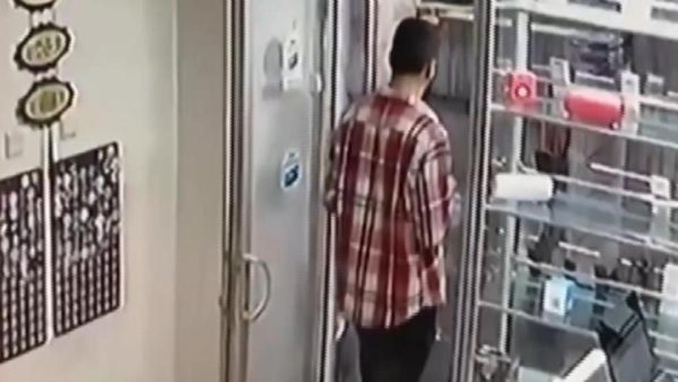Vitrinden telefon hırsızlığı kamerada