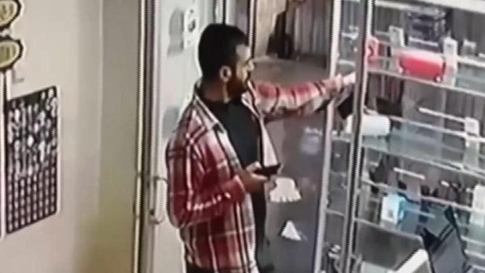 Vitrinden telefon hırsızlığı kamerada