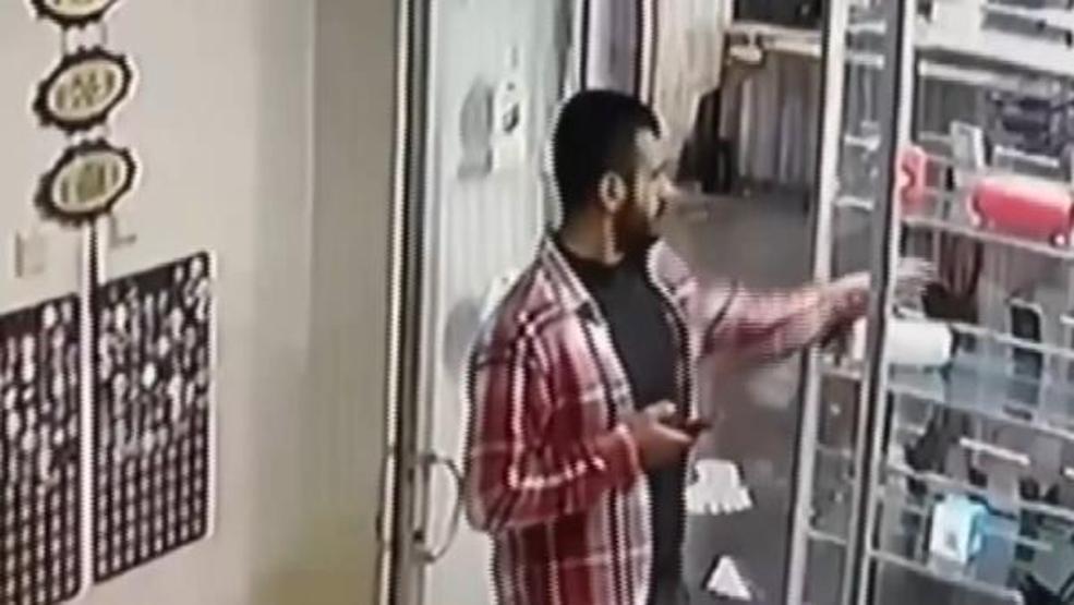 Vitrinden telefon hırsızlığı kamerada