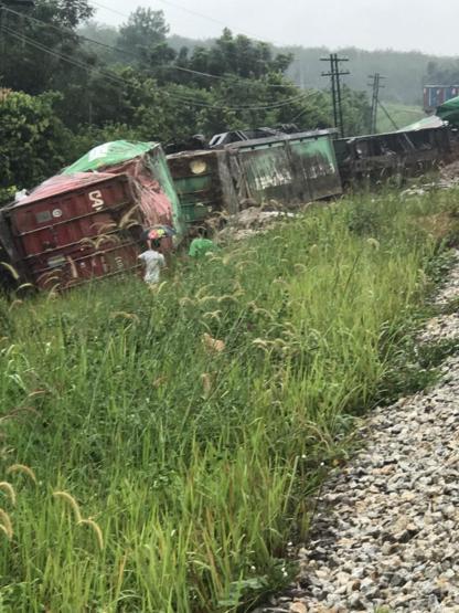 Taylandda yük trenine bombalı saldırı