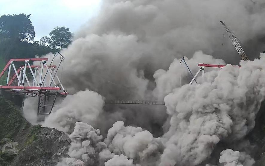 Endonezya’da Semeru Yanardağı patladı, 2 bin kişi tahliye edildi