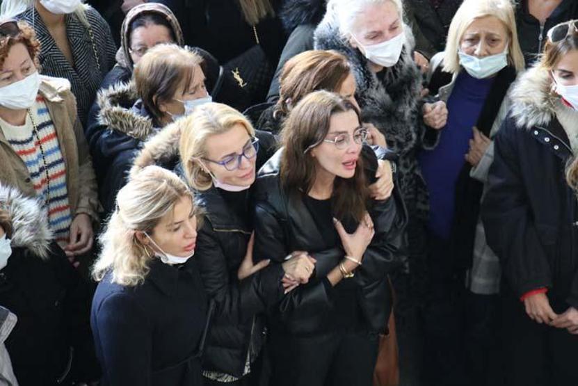 Özge Ulusoy babasını son yolculuğuna gözyaşlarıyla uğurladı