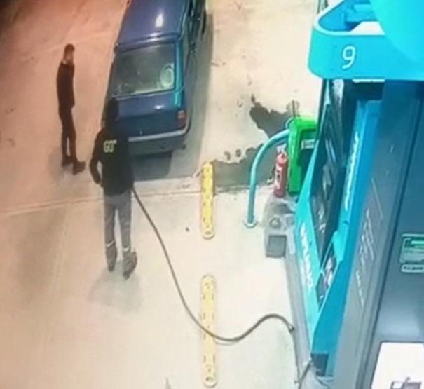 Akaryakıt istasyonundaki otomobil alev aldı